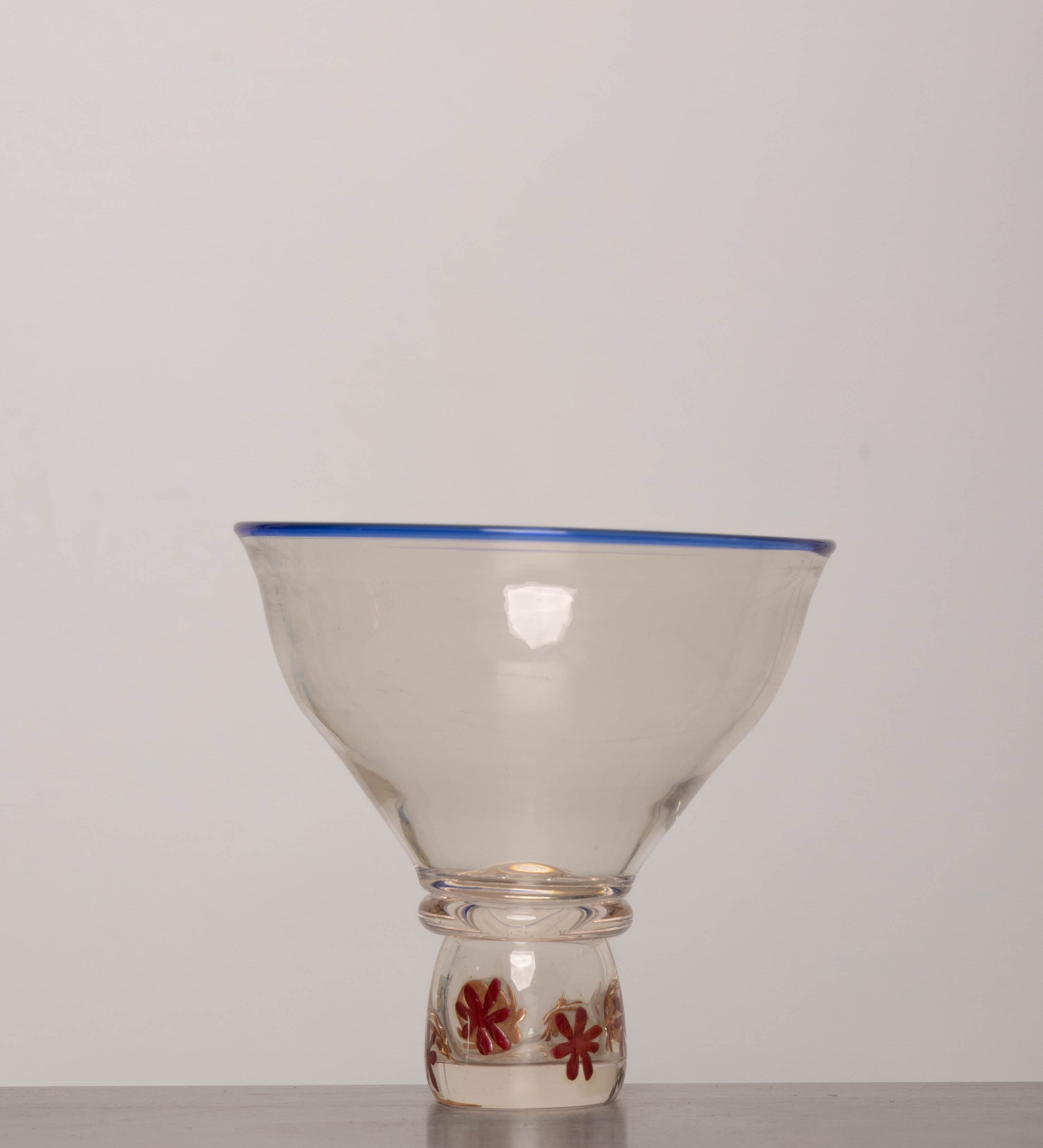 Discover the HALUZKA Modern Vintage Guta Glass Bowl – a handcrafted glass bowl with a delicate flower pattern, combining timeless vintage craftsmanship with modern elegance.