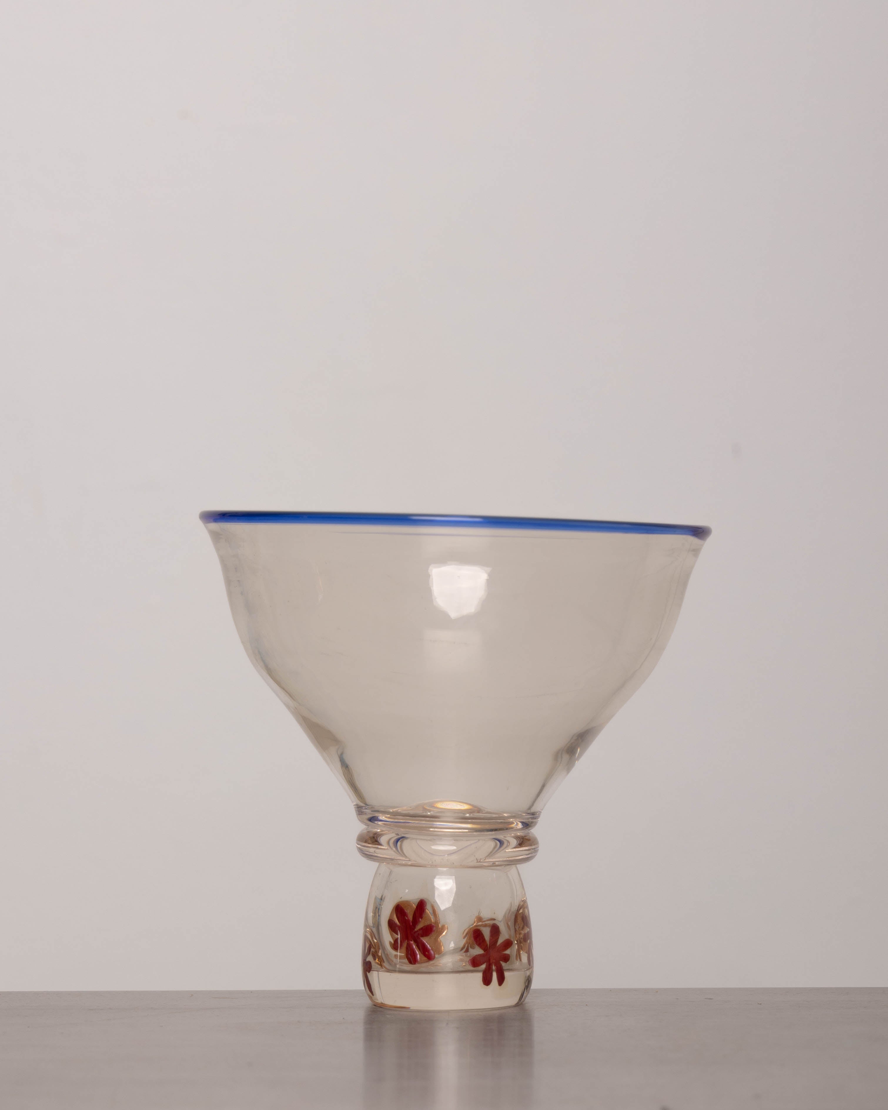 Discover the HALUZKA Modern Vintage Guta Glass Bowl – a handcrafted glass bowl with a delicate flower pattern, combining timeless vintage craftsmanship with modern elegance.