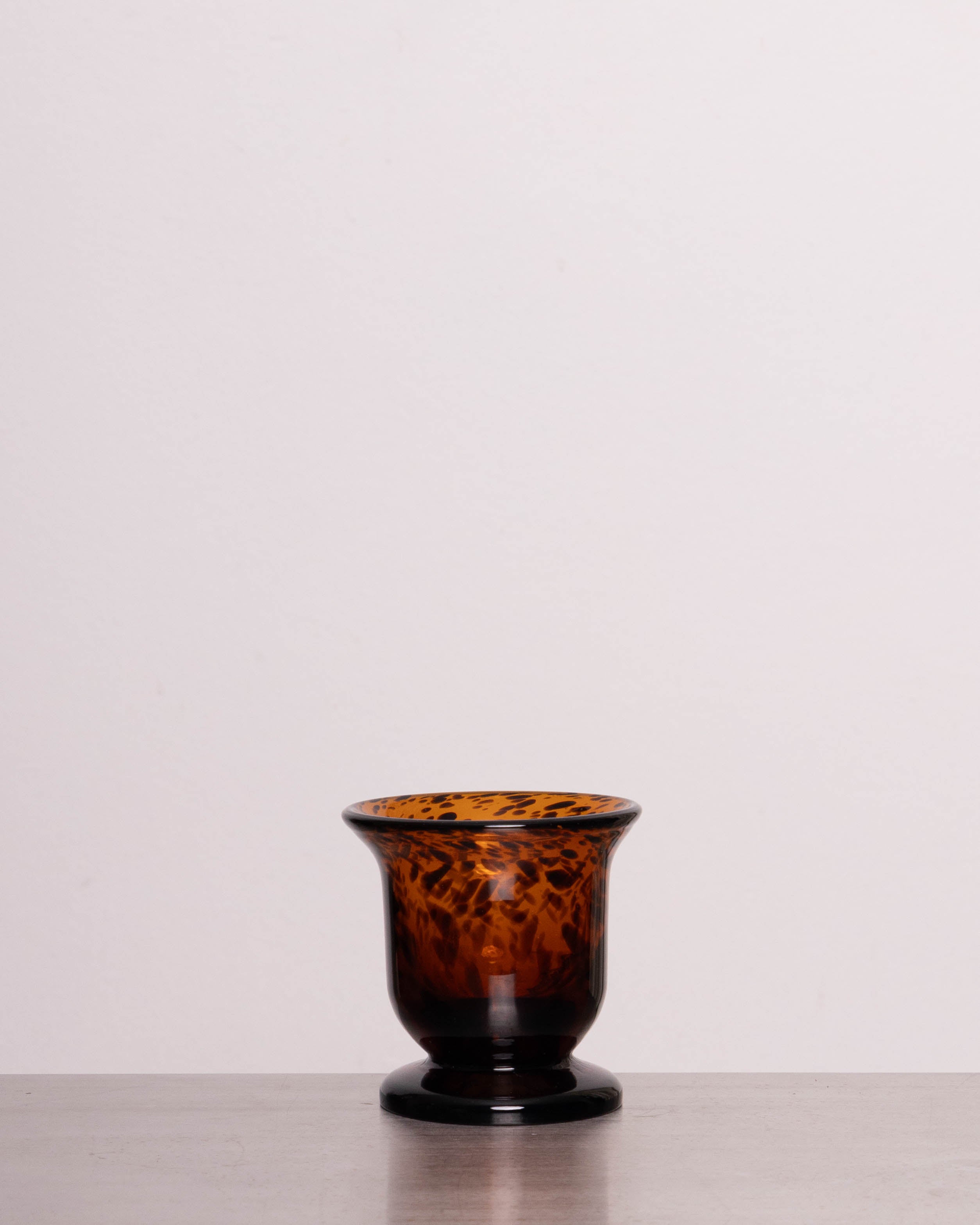 Discover the Vintage Leopard Vase – a rich amber-hued glass vase with a leopard-print pattern, perfect for classic and bold interior decor.