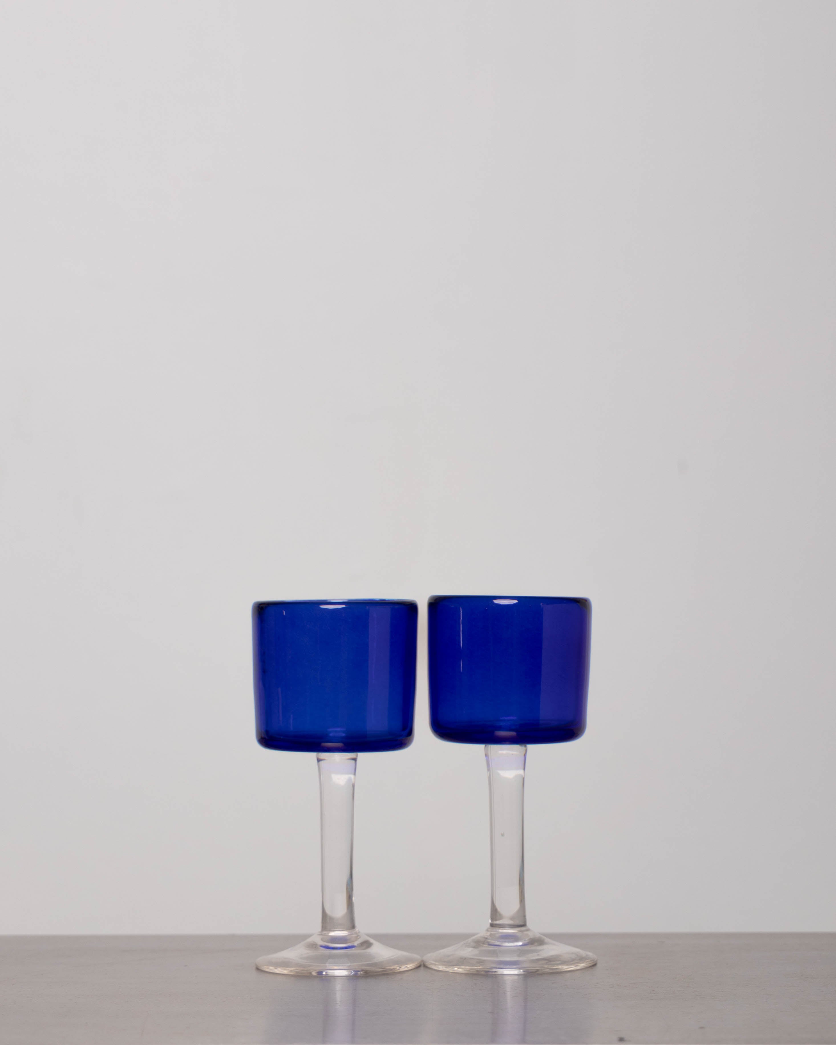 Discover the YAKUSH Wine Glass Blue – a 6.6" tall handcrafted wine glass in rich blue recycled glass, perfect for wine or cocktails.
